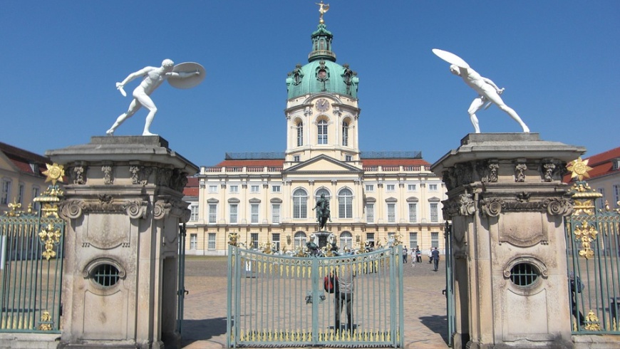 Eingangsportal am Schloss Charlottenburg