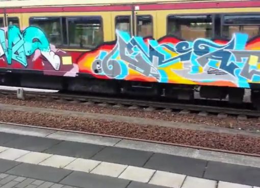 S-Bahnzug mit großflächiger Graffiti