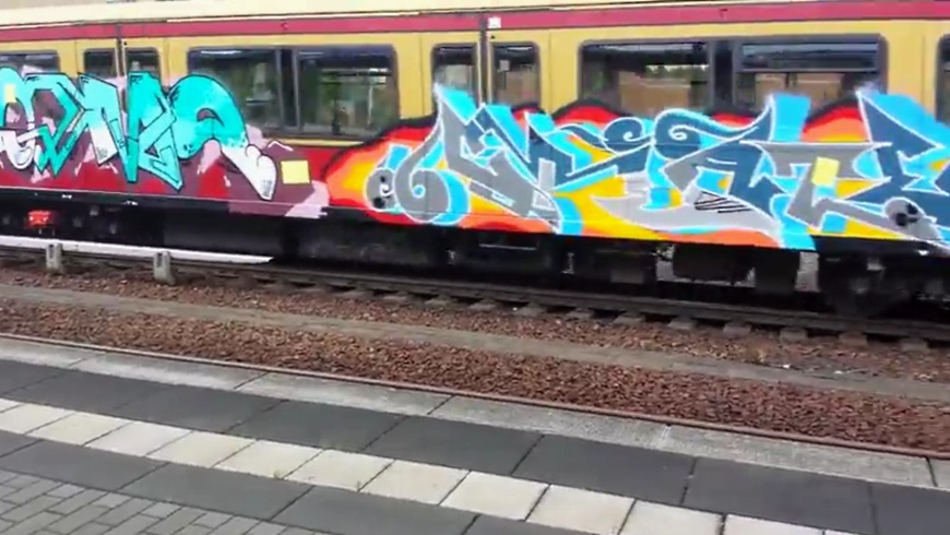 S-Bahnzug mit großflächiger Graffiti