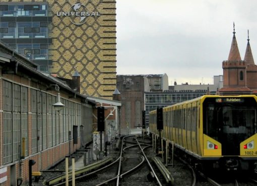 U-Bahn am Bahnhof Warschaue