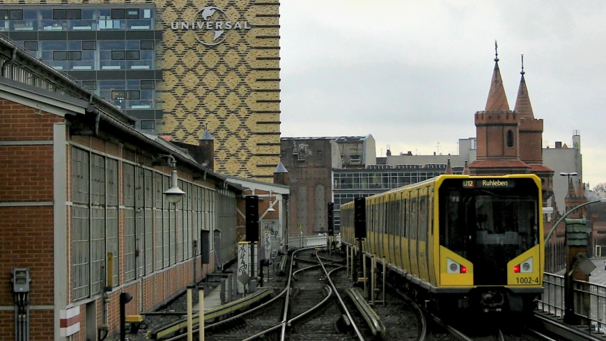 U-Bahn am Bahnhof Warschaue