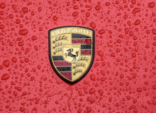 Porsche Wappen im Regen