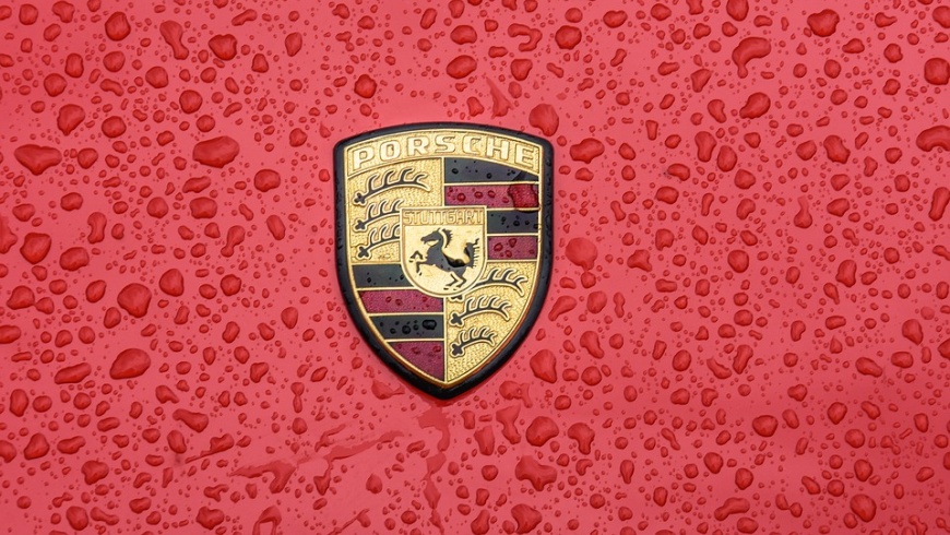 Porsche Wappen im Regen