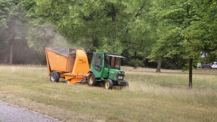 Traktor, Mähgerät & Aufnehmer im Einsatz