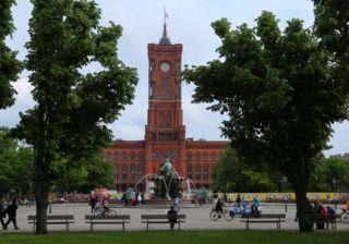 Rotes Rathaus mit Neptunbrunnen