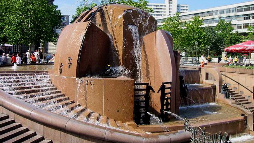 "Weltkugelbrunnen" auf dem Breitscheidplatz