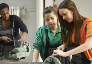 Mädchen in der Ausbildung bei Ford
