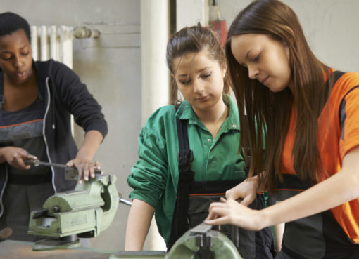 Mädchen in der Ausbildung bei Ford