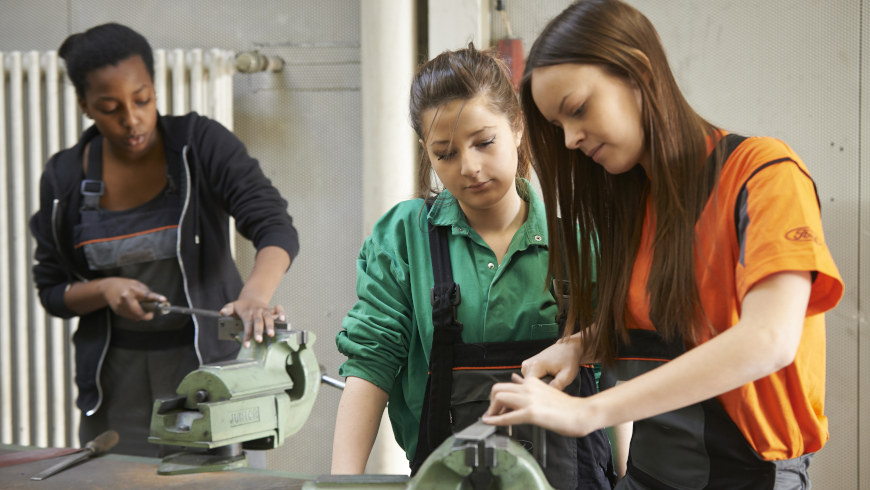 Mädchen in der Ausbildung bei Ford