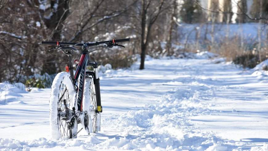 Mountain-Bike im Schnee
