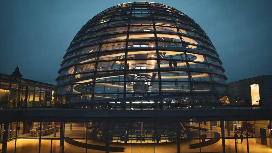 Kuppel des Reichstagsgebäudes am Abend