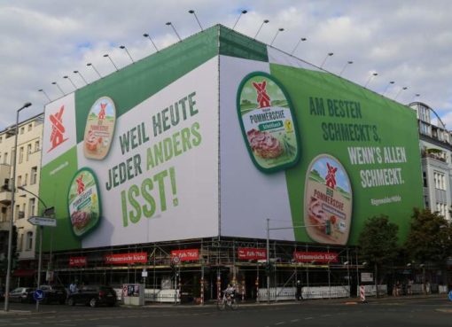 Grossplakatwerbung an Hausfassaden