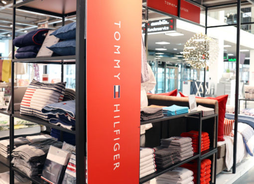 Tommy Hilfiger u. XXXLutz arbeiten seit April 2023 zusammen