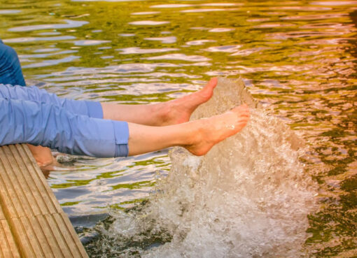 Füße im Wasser kühlen ist gesund