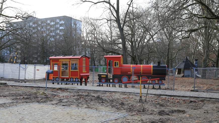 Dampflok auf dem Spielplatz „Kufsteiner Straße/Am RIAS“