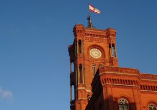 Rotes Rathaus mit Berlin-Flagge