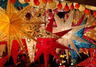 Advents- und Weihnachtssterne auf einem Weihnachtsmarkt