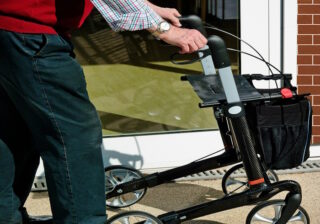 Senior mit Rollator