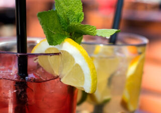 Sommerdrinks 2026: Herbe Aromen sind gefragt.