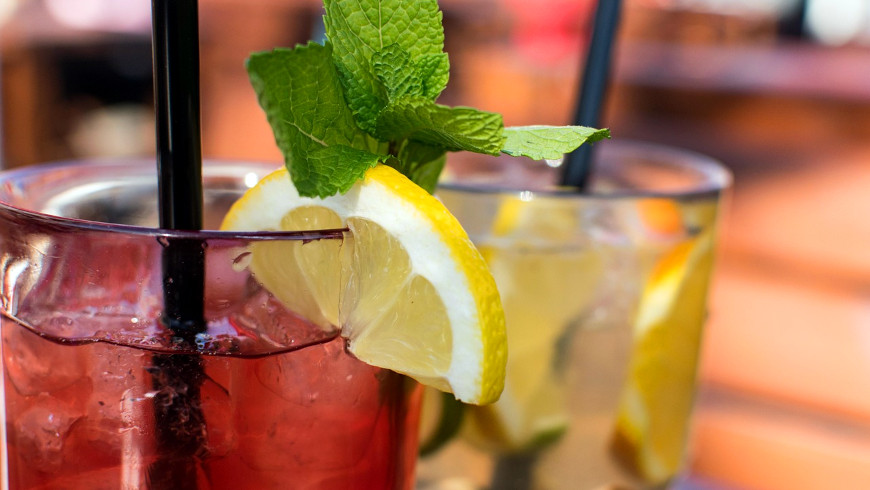 Sommerdrinks 2026: Herbe Aromen sind gefragt.